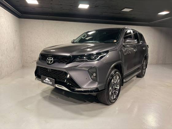 TOYOTA HILUX SW4 2.8 D-4D TURBO DIESEL SRX PLATINUM 7L 4X4 AUTOMÁTICO TOYOTA HILUX SW4 2.8 D-4D TURBO DIESEL SRX PLATINUM 7L 4X4 AUTOMÁTICO